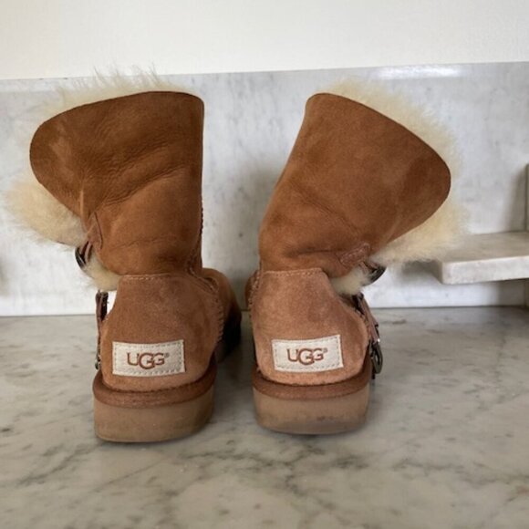 UGG Bailey Button UGG Charm Chestnut Brown Sheepskin Boots Size 6 - Picture 9 of 16